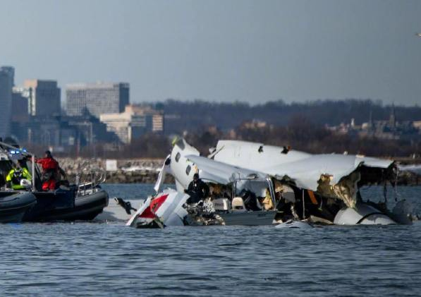 美海军开始打捞南海坠毁的军机 美军坠毁在南海的2架战机还没捞起来
