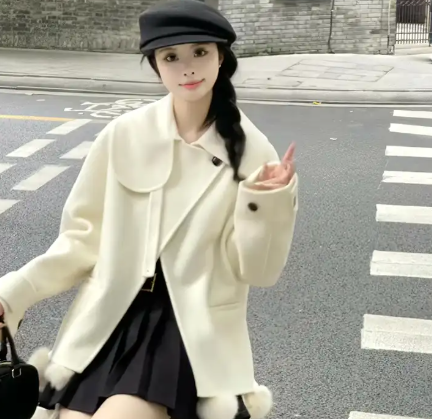 短款呢子衣配短裙俏皮甜美(短款呢子衣的冬日约会风穿搭2025) 短款呢子衣配短裙俏皮甜美(短款呢子衣的冬日约会风穿搭2025)