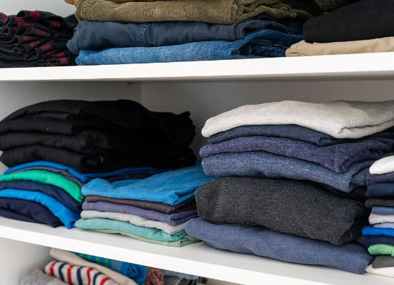 当心这种藏在衣柜里的“隐形刺客” 长期存放的衣服可能隐藏尘螨和化学残留