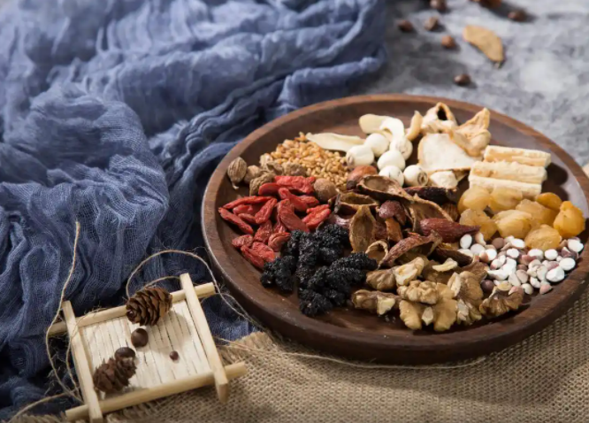 大风蓝色预警阵风可达7至8级，北方冬季为什么经常刮西北风?