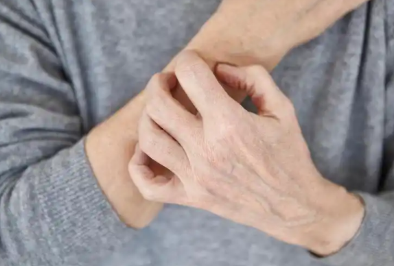 冬天自带“发电体质”?2025年防静电指南快收好! 冬天自带“发电体质”?2025年防静电指南快收好!