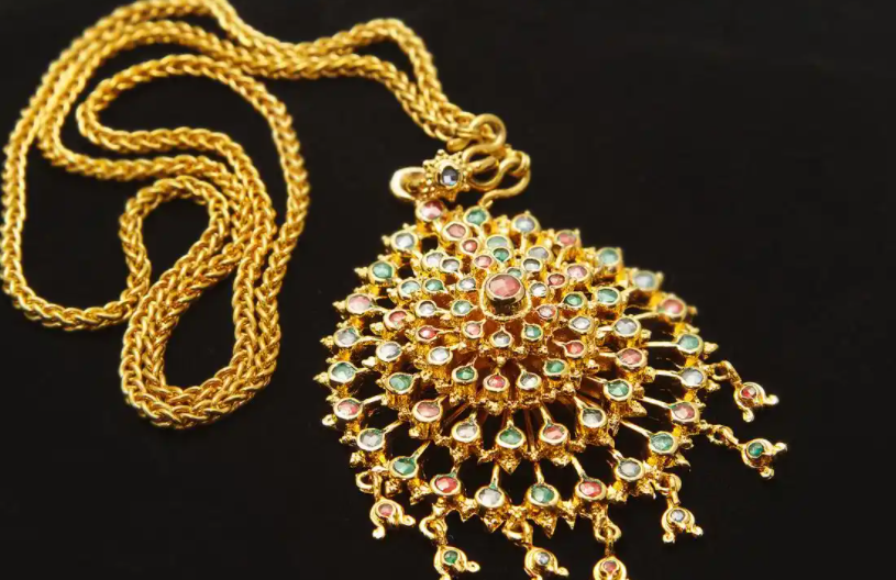 廉价合金首饰镉元素超标9000多倍(这些首饰戴久了有害健康)