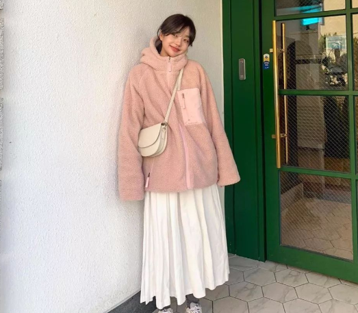 羊羔毛外套配碎花连衣裙甜妹氛围（羊羔毛外套的冬日约会风穿搭2025）