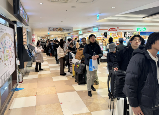 日本机场挤满了回国的人 日本旅游业遭重创酒店老板诉苦