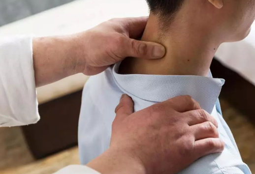 颈椎病冬季如何养护？2025年冬季颈椎保暖与康复锻炼