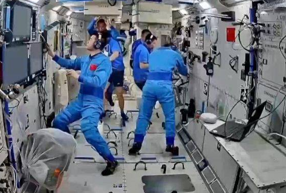 神舟二十二号飞船发射圆满成功 神二十二号装载神二十舷窗裂纹处置装置