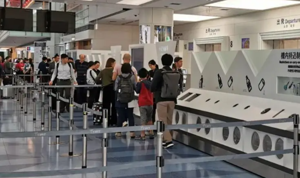 日本机场挤满了回国的人 日本旅游业遭重创酒店老板诉苦