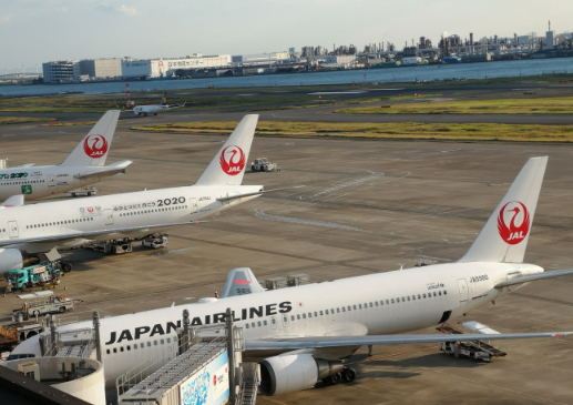 日本机场挤满了回国的人 日本旅游业遭重创酒店老板诉苦