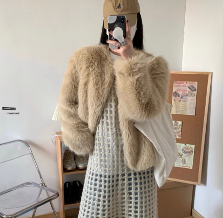 羊羔毛外套配碎花连衣裙甜妹氛围（羊羔毛外套的冬日约会风穿搭2025）