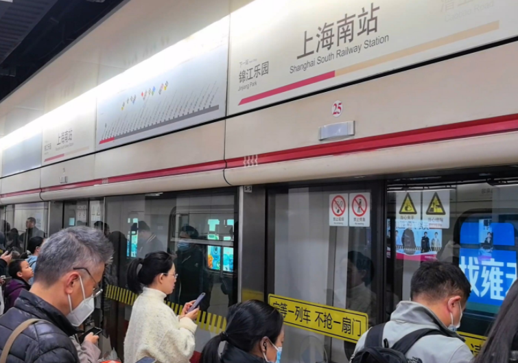 上海地铁试点站票车厢引热议(上海市民建议推行地铁月票) 上海地铁试点站票车厢引热议(上海市民建议推行地铁月票)