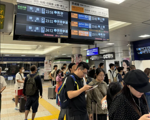 日本机场挤满了回国的人,12条中日航线全部取消! 日本机场挤满了回国的人,12条中日航线全部取消!
