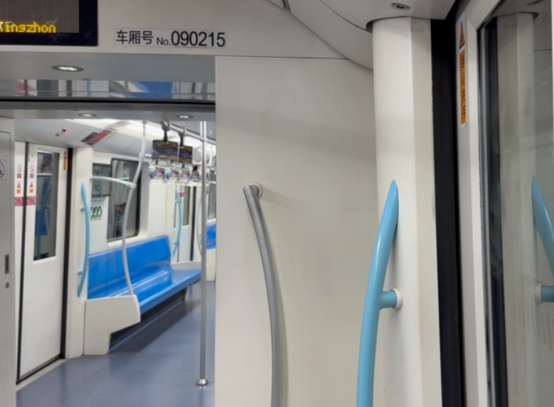 上海地铁试点站票车厢引热议(上海市民建议推行地铁月票) 上海地铁试点站票车厢引热议(上海市民建议推行地铁月票)