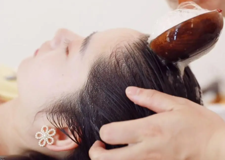 冬季头发干燥易脱落？2025年冬季养发护发的洗护指南