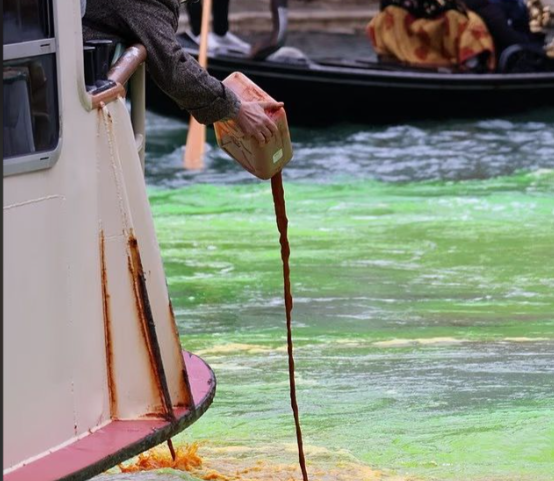 环保少女和同伴将威尼斯大运河染绿 环保少女被禁止进入威尼斯48小时