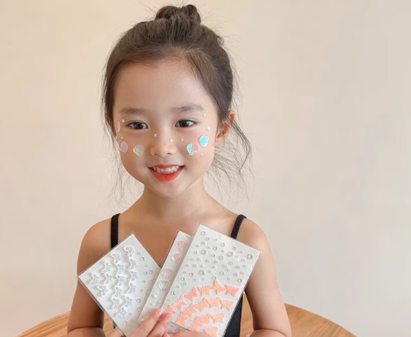 3岁女童脸部贴贴纸致皮肤糜烂，贴纸接触皮肤会造成严重的皮肤损伤