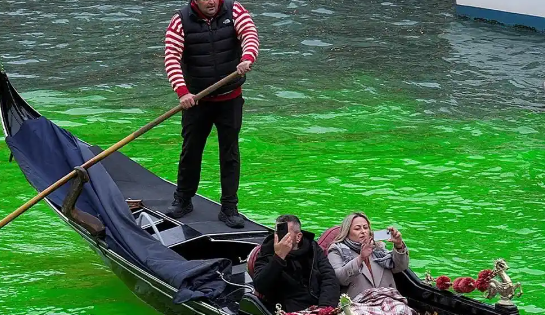 环保少女和同伴将威尼斯大运河染绿 环保少女被禁止进入威尼斯48小时