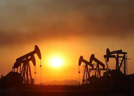 25日伦敦布伦特原油收于每桶62.48美元 纽交所1月交货轻质原油价格下跌1.51% 25日伦敦布伦特原油收于每桶62.48美元 纽交所1月交货轻质原油价格下跌1.51%