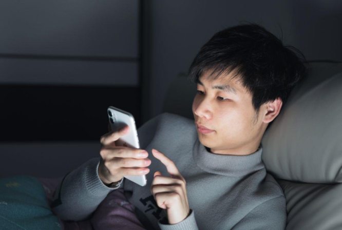 35岁男子熬夜打游戏瞬间失明,这些用眼习惯你也有! 35岁男子熬夜打游戏瞬间失明,这些用眼习惯你也有!