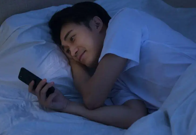 35岁男子熬夜打游戏瞬间失明,这些用眼习惯你也有! 35岁男子熬夜打游戏瞬间失明,这些用眼习惯你也有!