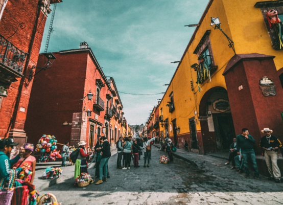 拉美贫困率创新低贫富差距问题严峻 2024年拉美地区1.62亿人处于收入贫困状态