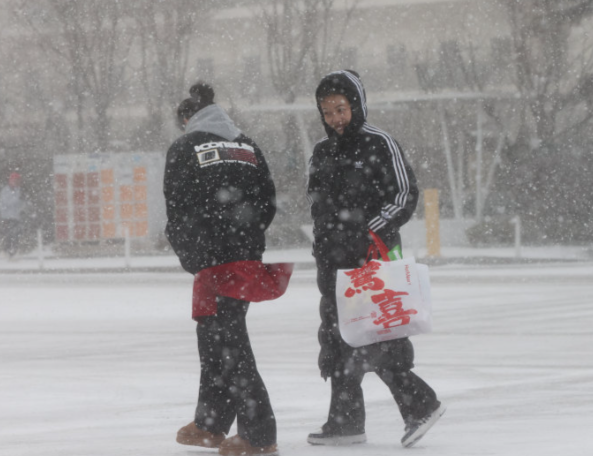 冬季雪天出行如何预防跌倒？2025年冬季雪天出行防滑技巧指南
