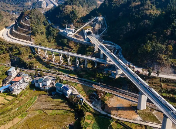 跟着盘兴高铁游贵州 盘兴高铁通车贵州实现中心城市高铁全覆盖