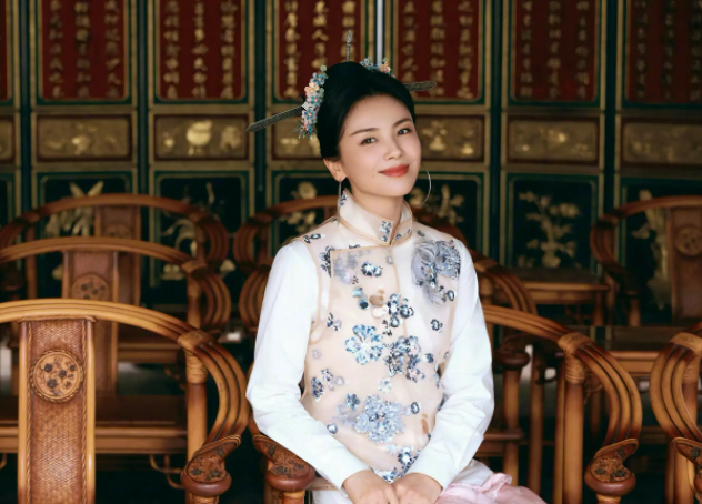 一起来看冬日里的中式美学(5组绝美新中式配色穿出冬日氛围感) 一起来看冬日里的中式美学(5组绝美新中式配色穿出冬日氛围感)