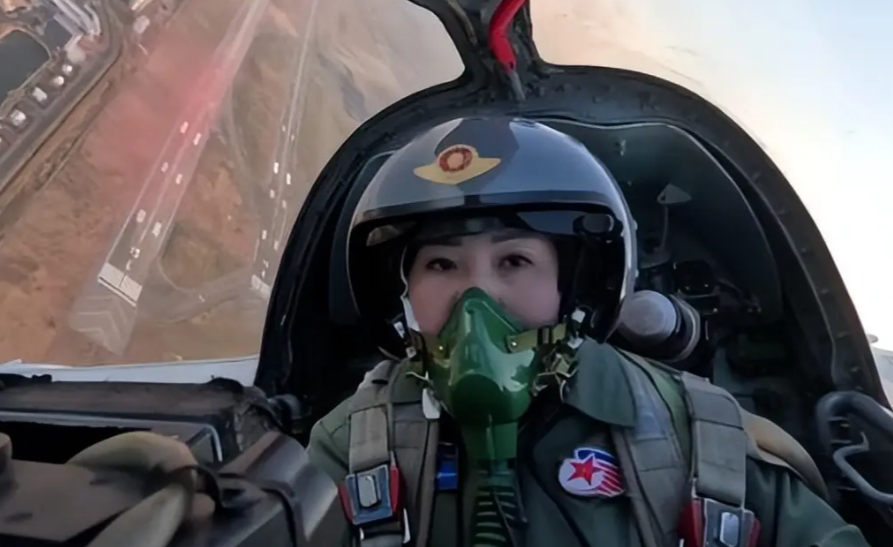 朝鲜空军举行成立80周年纪念活动 朝鲜女飞行员驾驶苏-25战机 朝鲜空军举行成立80周年纪念活动 朝鲜女飞行员驾驶苏-25战机