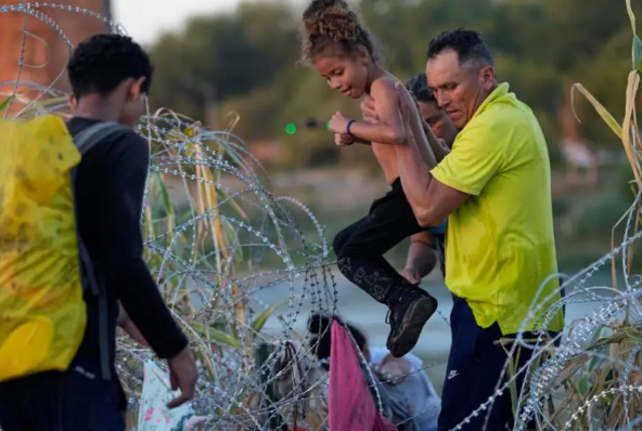特朗普:暂停接收难民或将维持很久 美国政府暂停处理庇护申请