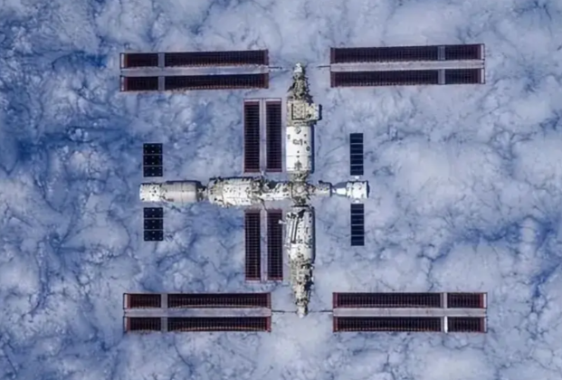 神20返回舱遭空间微小碎片撞击受损细节公布！神20返回舱玻璃裂纹是个三角形