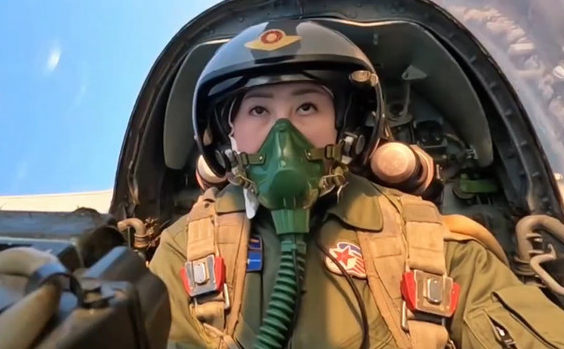 朝鲜空军举行成立80周年纪念活动 朝鲜女飞行员驾驶苏-25战机 朝鲜空军举行成立80周年纪念活动 朝鲜女飞行员驾驶苏-25战机