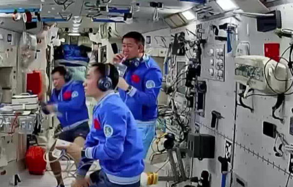 神20返回舱遭空间微小碎片撞击受损细节公布！神20返回舱玻璃裂纹是个三角形