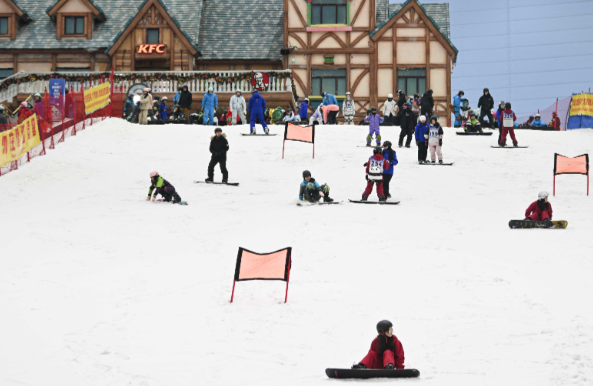 万亿冰雪经济“上新” 解锁新玩法 我国冰雪产业规模即将突破万亿元大关 万亿冰雪经济“上新” 解锁新玩法 我国冰雪产业规模即将突破万亿元大关