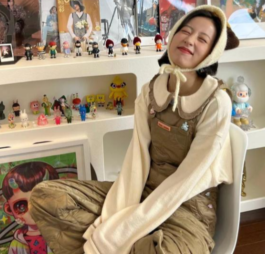 圆领毛衣配背带裤俏皮可爱（圆领毛衣的冬日童趣风穿搭2025）