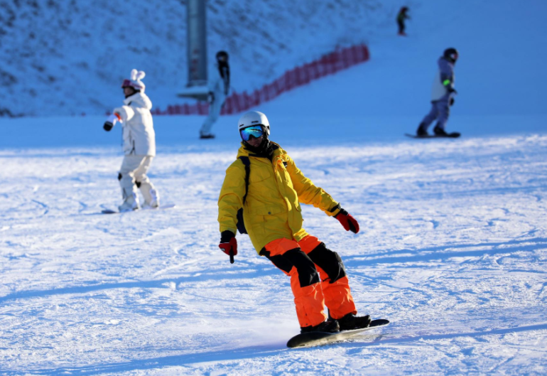 冰雪旅游快速升温,广东多所高校寒假超过50天 冰雪旅游快速升温,广东多所高校寒假超过50天
