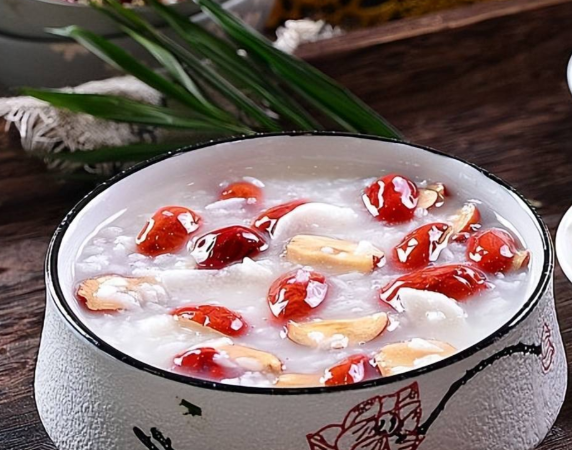 冬季面色暗黄如何调理补气血？2025年冬季补气血养颜食谱