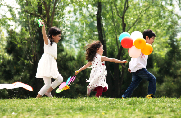 “孩子多放假家长不放假” 矛盾何解 中小学生假期增多给家庭带来照护压力