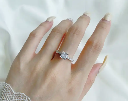 胖东来小方糖戒指爆火！胖东来小方糖戒指169元1克拉引抢购