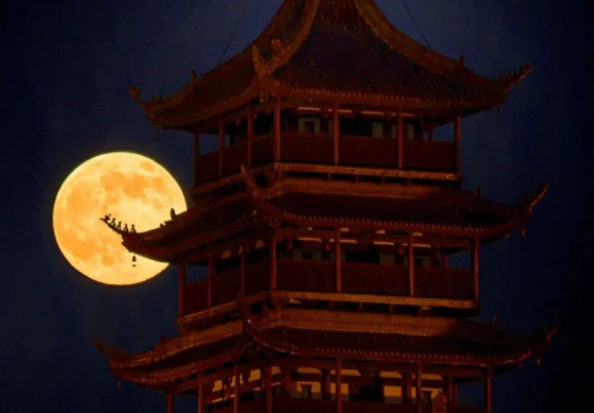 今年最后一次超级月亮(月亮4日晚最大5日早最圆)