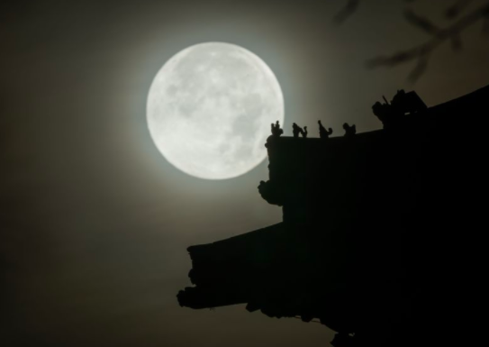 今年最后一次超级月亮(月亮4日晚最大5日早最圆)