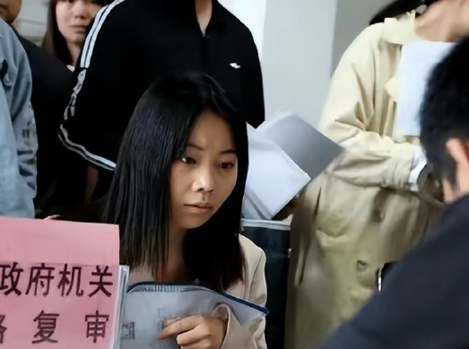 考编成绩第一却被判不合格谁的错？考编第1名却因学历重叠政审不合格