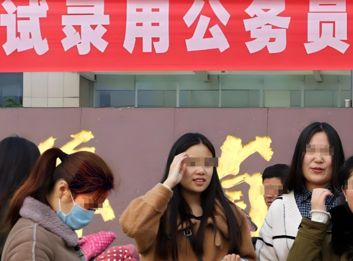 考编成绩第一却被判不合格谁的错？考编第1名却因学历重叠政审不合格