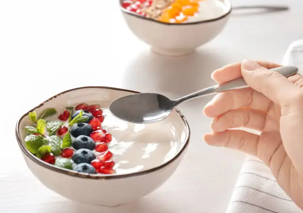 冷藏酸奶渗出水是坏了吗(怎么判断冷藏酸奶是不是变质) 冷藏酸奶渗出水是坏了吗(怎么判断冷藏酸奶是不是变质)