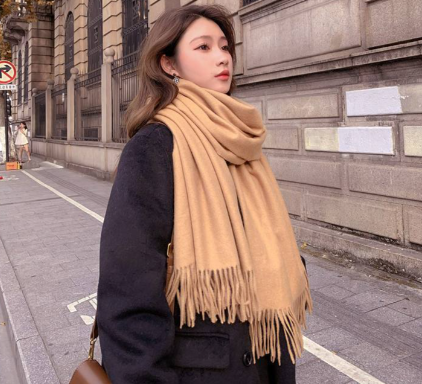 羊绒围巾配毛领设计保暖加分（羊绒围巾的冬日实用穿搭2025）