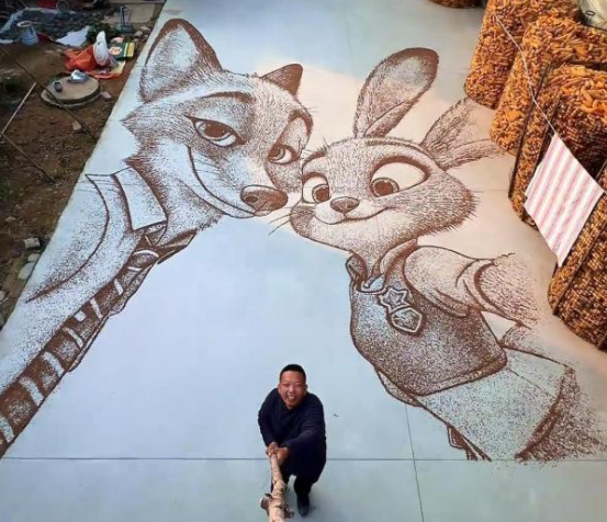 农户用粮食画《疯狂动物城》巨幅海报  山东农户“手搓”《疯狂动物城》谷物画