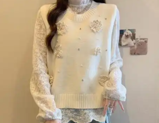 彩色羽绒服配小白鞋点亮冬日（彩色羽绒服的冬日活力风穿搭2025）