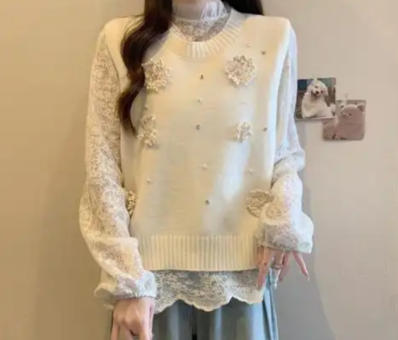 蕾丝打底衫配大衣领口点缀（蕾丝打底衫的冬日精致风穿搭2025）