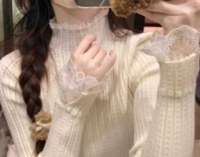 彩色羽绒服配小白鞋点亮冬日（彩色羽绒服的冬日活力风穿搭2025）