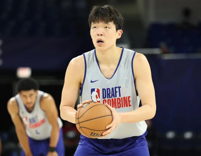 杨瀚森生涯首次首发！杨瀚森首发暴扣+4犯