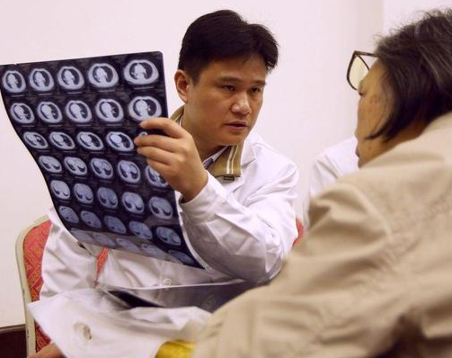 母亲与儿子先后查出肺癌！母亲做肺癌手术儿子陪护也查出肺癌
